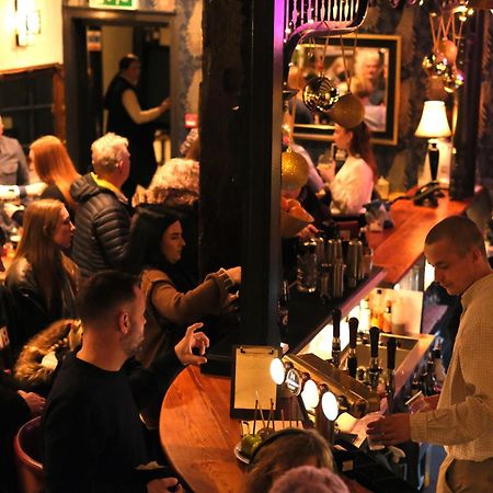 סווינדון The Old Crown Coaching Inn מראה חיצוני תמונה