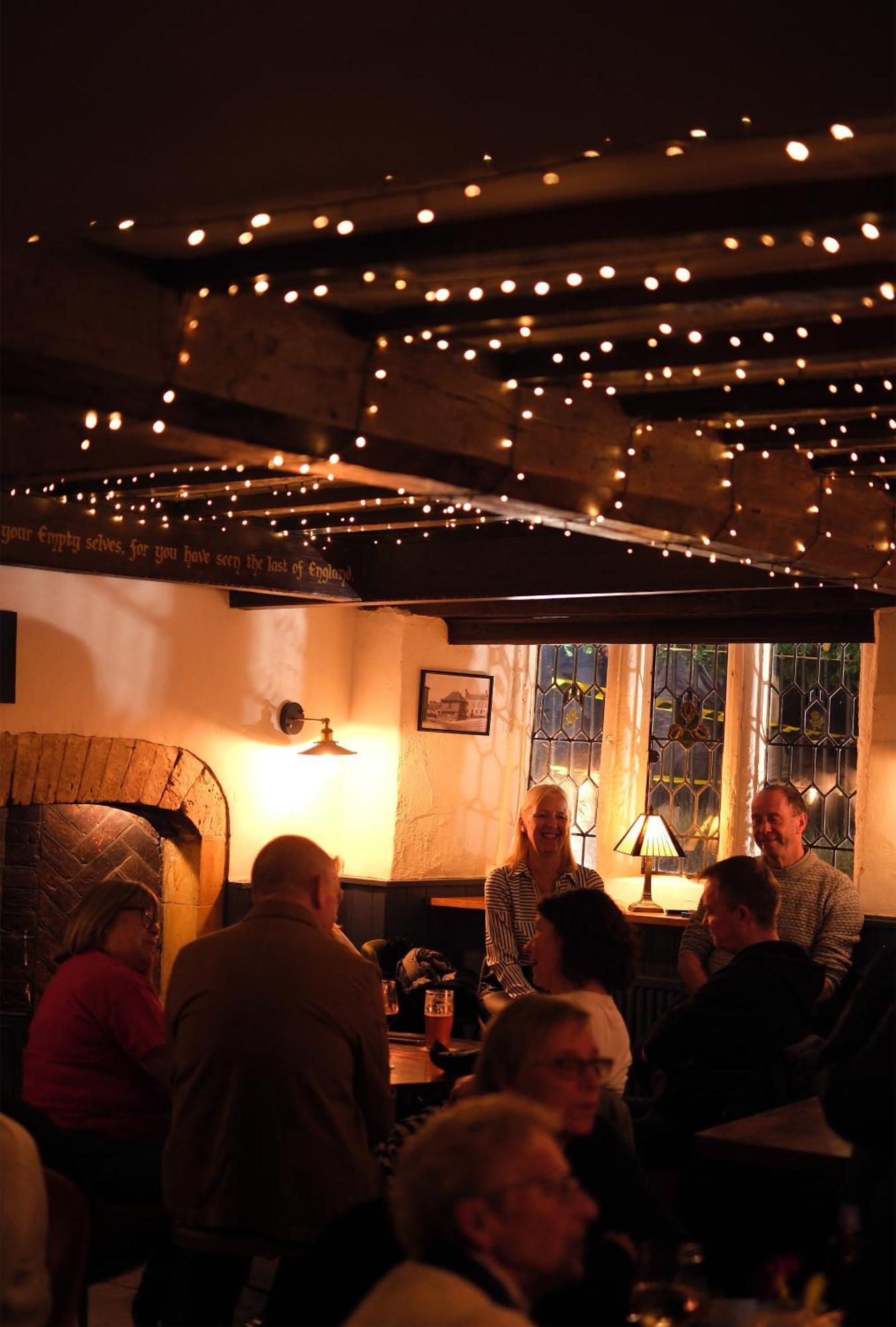 סווינדון The Old Crown Coaching Inn מראה חיצוני תמונה
